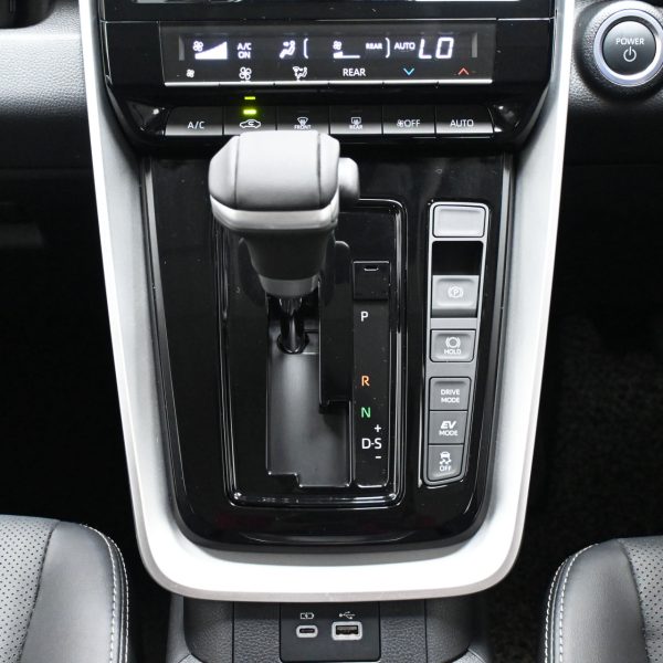 Toyota Innova ZENIX 2.0 HEV AT (2023) - Image 15