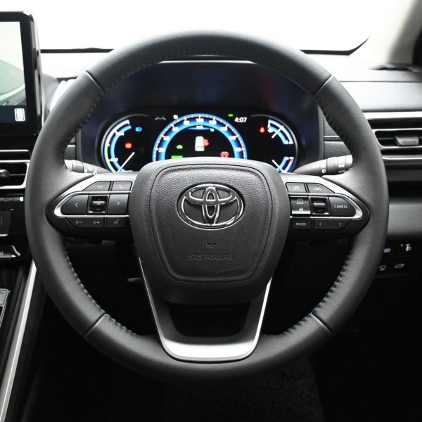 Toyota Innova ZENIX 2.0 HEV AT (2023) - Image 16