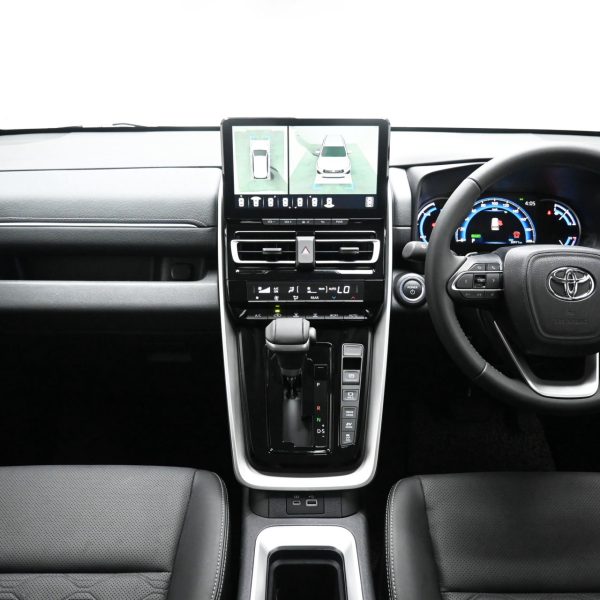 Toyota Innova ZENIX 2.0 HEV AT (2023) - Image 7