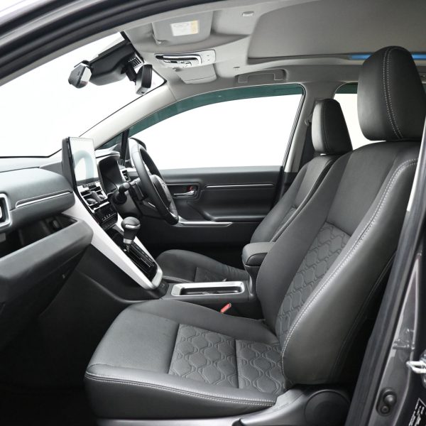 Toyota Innova ZENIX 2.0 HEV AT (2023) - Image 9