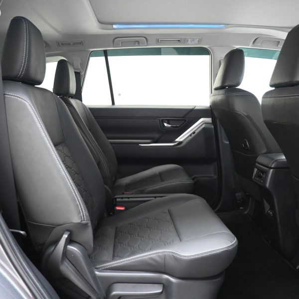 Toyota Innova ZENIX 2.0 HEV AT (2023) - Image 10