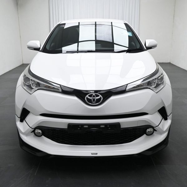 Toyota C-HR Wagon 5dr 1.8 AT (2018) - Image 2
