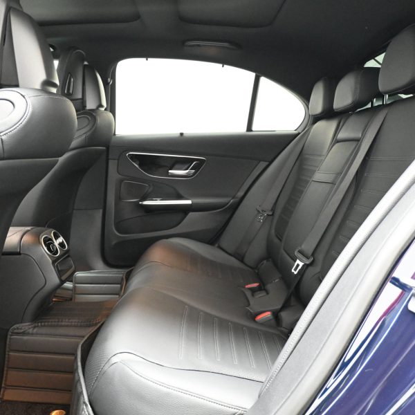 Mercedes-Benz C300 2.0 AMG Line AT (2023) - Image 11