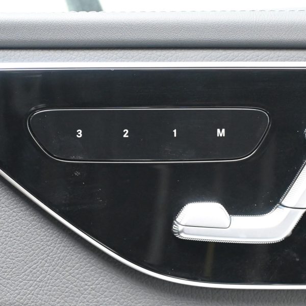 Mercedes-Benz C300 2.0 AMG Line AT (2023) - Image 12