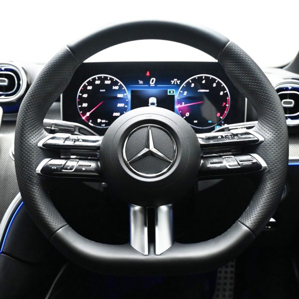 Mercedes-Benz C300 2.0 AMG Line AT (2023) - Image 16