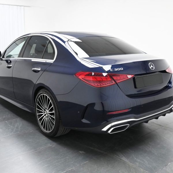 Mercedes-Benz C300 2.0 AMG Line AT (2023) - Image 4