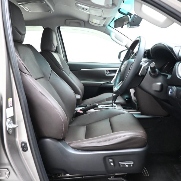 Toyota Fortuner 2.7 SRZ AT (2017) - Image 8
