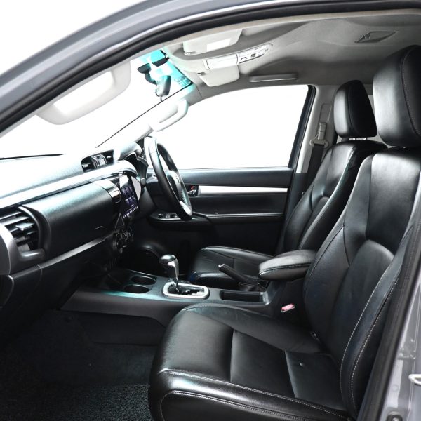 Toyota Hilux 2.8 G 4x4 Double Cab Auto AT (2017) - Image 12