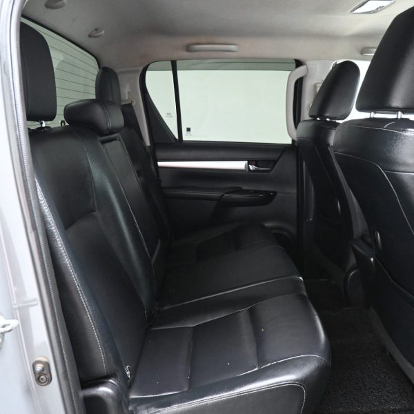 Toyota Hilux 2.8 G 4x4 Double Cab Auto AT (2017) - Image 13