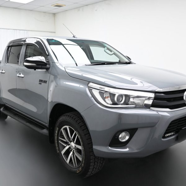 Toyota Hilux 2.8 G 4x4 Double Cab Auto AT (2017) - Image 3