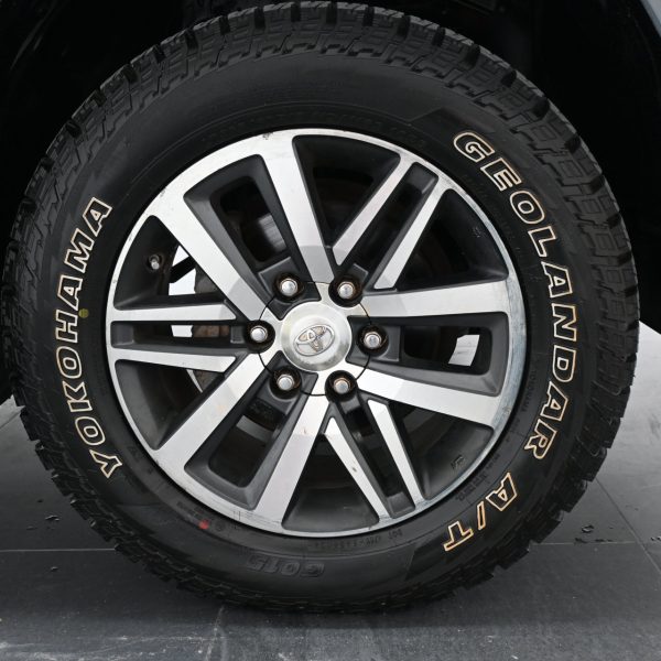 Toyota Hilux 2.8 G 4x4 Double Cab Auto AT (2017) - Image 6
